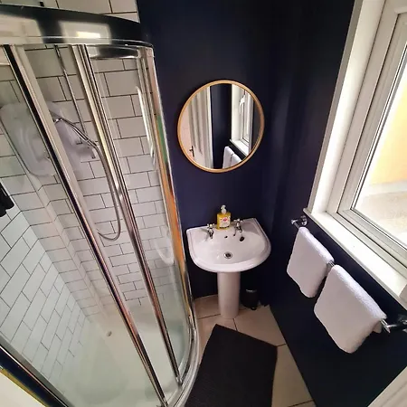 Stylish 3 Bedroom House بيت للعطل غالواي